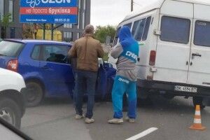 У Рівному легковик врізався у мікроавтобус
