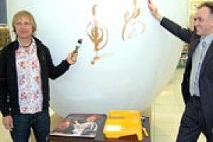 У ЛУЦЬКУ РОЗМАЛЮЮТЬ 4-МЕТРОВУ ПИСАНКУ