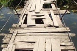 РЕАЛІЇ ЖИТТЯ: дірок на мосту через Чорногузку більше, ніж на сирітській сорочці