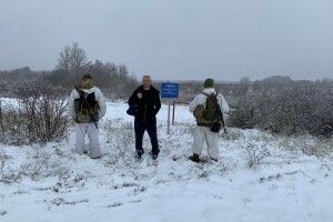 Волинські прикордонники затримали двох чоловіків, які полями намагалися втекти у Польщу (Фото)