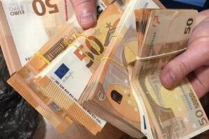 Поляк хотів незаконно вивезти з України десятки тисяч євро (Фото)