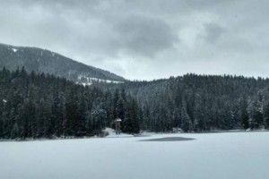 На Закарпатті засипало снігом озеро Синевир