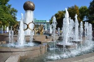 З підсвіченням, але поки що без музики: в Полтаві біля стадіону «Ворскла» відкрили кольоровий фонтан «Єдність»