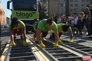 Три українки протягнули… п’ять бетонозмішувачів  і встановили рекорд. Найцікавіше за тиждень