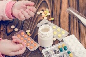 На Волині судили батька неповнолітньої, яка отруїлася великою кількістю таблеток