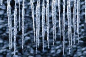 Обережно, ожеледиця: волиняни продовжують боротьбу з холодом