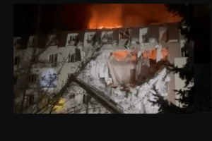 Удар росіянами по Одесі: у багатоповерхівці зруйновано три поверхи