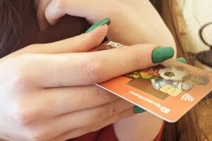 На Горохівщині у жінки з картки зникло майже 10 тисяч гривень
