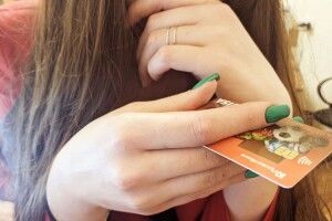 Шахраї добралися до банківської картки ще однієї горохівчанки