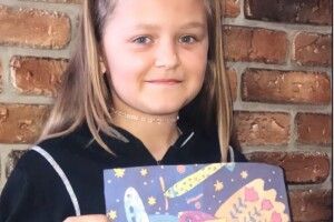 Маленька волинянка, яка намалювала поштову марку з літаком «Мрія», засмутилася, коли дізналася, що його вже нема (Фото)