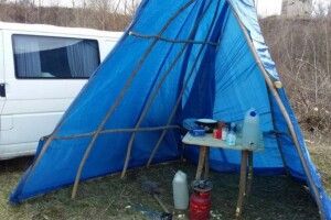 Житель Рівненщини після повернення з Італії оселився в наметі біля річки Горинь