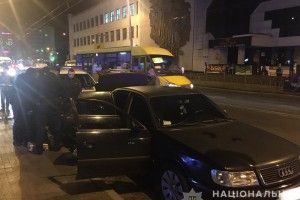 У центрі Рівного «розпотрошили» автівку поліщука (ФОТО)