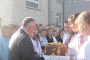 У БАГАТОДІТНОМУ СЕЛІ КАРПИЛІВКА  ДОБУДУВАЛИ ШКОЛУ