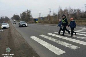 У Рівному патрульні водили дітей через пішохідний перехід (фото)