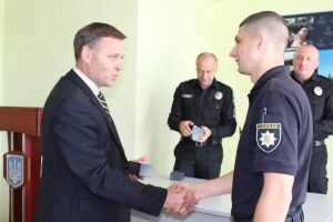 «Дзиґарі від генерала» – очільник волинських копів подякував патрульним за врятоване життя (фото)