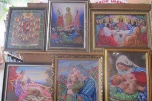 Більше 100 вишитих ікон та картин показала волинянка