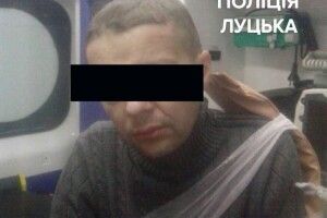 Луцькі патрульні рятували чоловіка, якого добряче затисло дверми «маршрутки» (фото)
