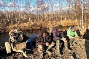 На Сарненщині поліцейські викрили трьох старателів під час видобутку бурштину (Фото)