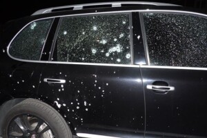 У Рівному вибуховим пакетом вбили пса і пошкодили дві круті машини
