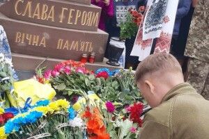 Більше 30 священників молилися біля пам’ятного знаку: рідні загиблих воїнів з Волині взяли участь у Всеукраїнській прощі