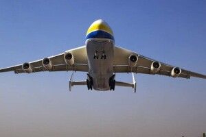 Український гігант Ан-225 з екіпіровкою для боротьби з COVID-19 приземлився у Варшаві