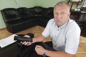 Громада Ковельщини і далі тисне на свого керівника, щоб він відмовився від щомісячного преміювання у час війни