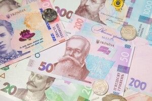 Гривня знецінюється, НБУ підтримує нацвалюту резервами