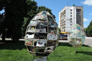Допоможіть зробити 2-метрові волинські писанки