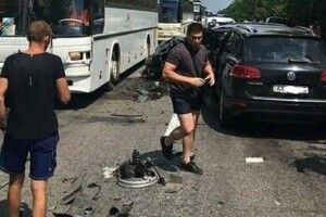 Автомобіль УДО з кортежу Зеленського врізався в автобус з дітьми – ЗМІ