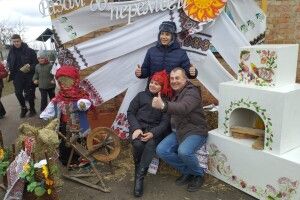 «Ви так надихаєте...»: у Луцьку на ярмарку збирали на пікап для 14 бригади (Фото)