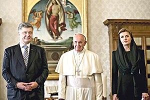 ПАПА РИМСЬКИЙ ПОТИСНУВ РУКУ ПЕТРУ ПОРОШЕНКУ