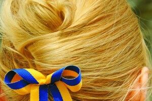 У Білорусі вчителька прийшла на роботу із синьо-жовтою стрічкою у волоссі: колеги викликали ОМОН