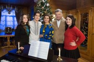 «Насамперд перед святими образами помолімося за воїнів, які захищають нас від «ворога-антихриста» – Порошенко привітав українців з Різдвом разом із родиною (Відео)