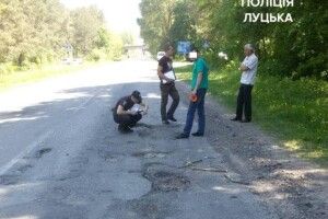 На Волині через ями на дорозі покликали поліцію. Дорожники одразу засипали вибоїни! (фото)