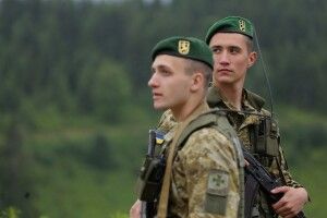 На Волині в лісі догнали буса, у якому було 9 тисяч пачок цигарок (Відео)