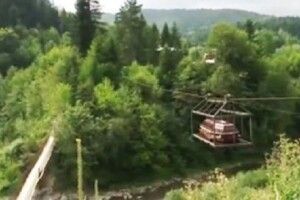 На Прикарпатті небіжчиків проводжають в останню путь небесною підвісною дорогою