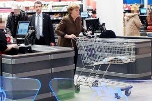 Меркель сама купляла в супермаркеті продукти на різдвяний стіл. Цікаво, а Тимошенко на таке здатна?