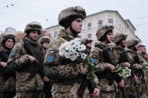 Центром Чернівців крокували воїни, які повернулися з ООС
