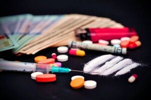У Луцьку злапали двох чоловіків, які замість карантинити – наркоманили (Фото)