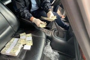 Один із голів райдержадміністрації вимагав триста тисяч доларів хабаря