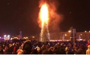 У Росії під час святкування Нового року ненароком спалили 25-метрову ялинку в центрі міста