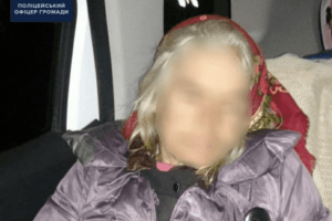 Майор поліції йшов додому та помітив бабусю, яка лежала на узбіччі