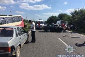 На Одещині легковик виїхав на зустрічну, де зіткнувся з «маршруткою» 