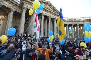 Синьо-жовтий прапор і «Слава Україні» – на мітингу в Санкт-Петербурзі (фото, відео)