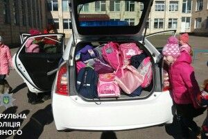 У Рівному з’ясували, скільки школярських портфелів поміщається у багажнику поліцейської автівки