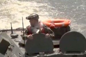 Міністра оборони Молдови атакувала величезна рибина (Відео)