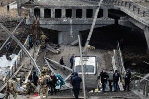 Як це було два роки тому: Порошенко поділився світлинами евакуації мешканців Ірпеня у перші дні вторгнення