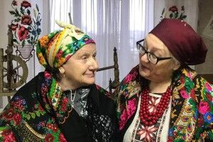Заквітчані хустки сьогодні міряють і молоді, й старші волинянки (Фото)
