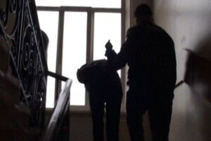 Підліток напав в під’їзді на волинянина, але старший дав відсіч
