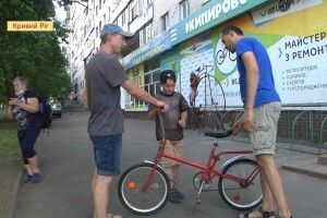 Чоловік з Кривого Рогу ремонтує велосипеди й дарує їх багатодітним родинам